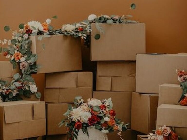 montón de cajas amontonadas con flores.