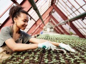 Mujer cultivando la tierra