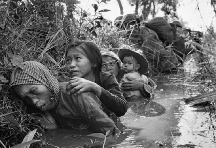 Foto de madres escondidas con sus hijos durante la guerra de Vietnam