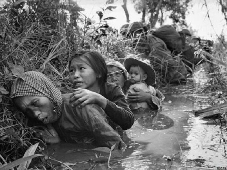 Foto de madres escondidas con sus hijos durante la guerra de Vietnam