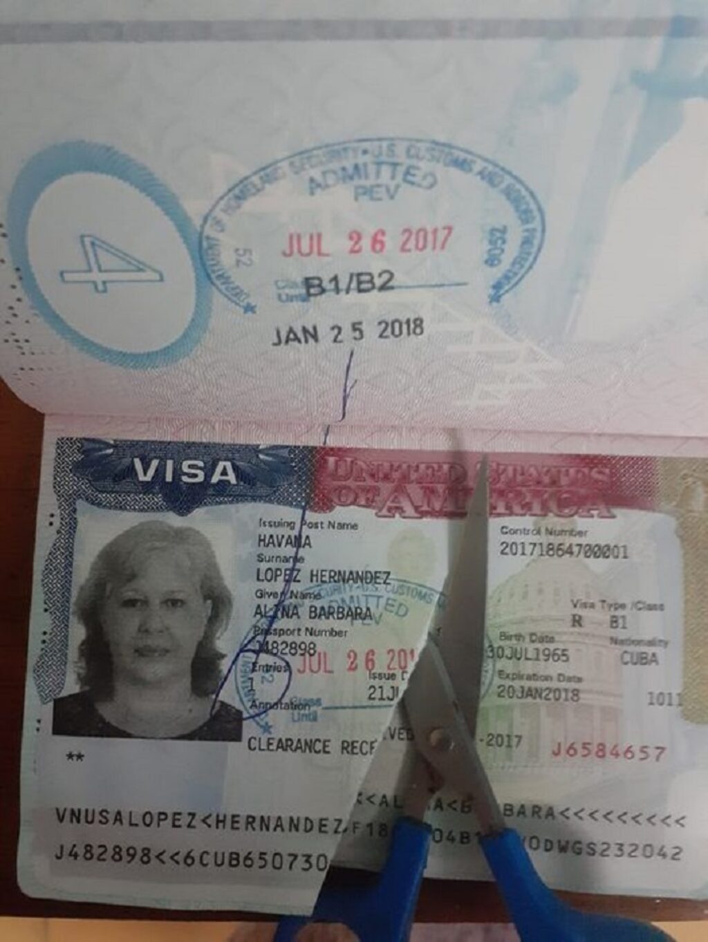 Pasaporte de Alina B. López Hernández. Imagen: Facebook de Alina B. López Hernández