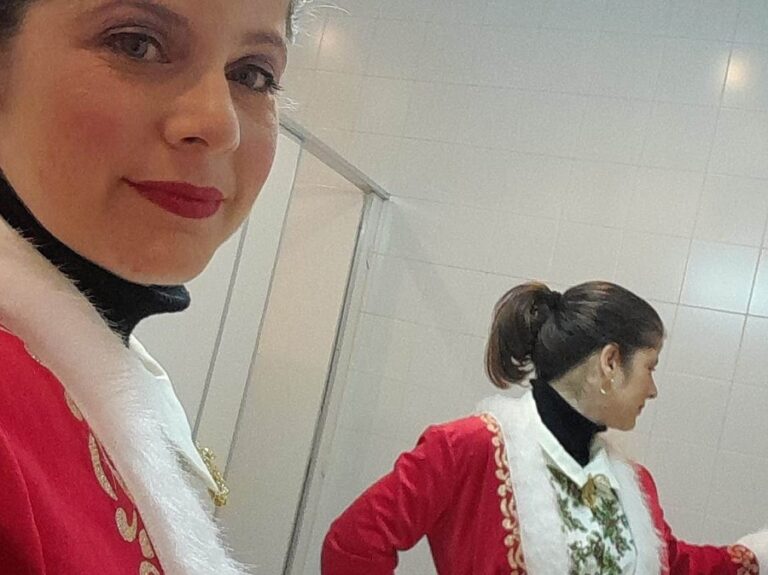 Ámbar Carralero haciéndose un selfie frente a un espejo mientras se disfraza de mamá noel para uno de sus trabajos como animadora.