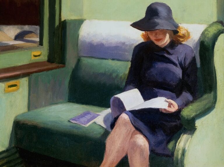 Muchacha leyendo en un tren con traje y sombrero azul.