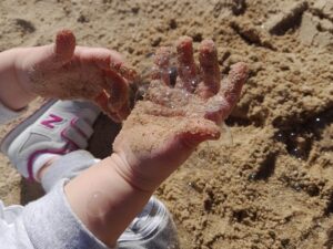 Las manos de una niña llenas de burbujas