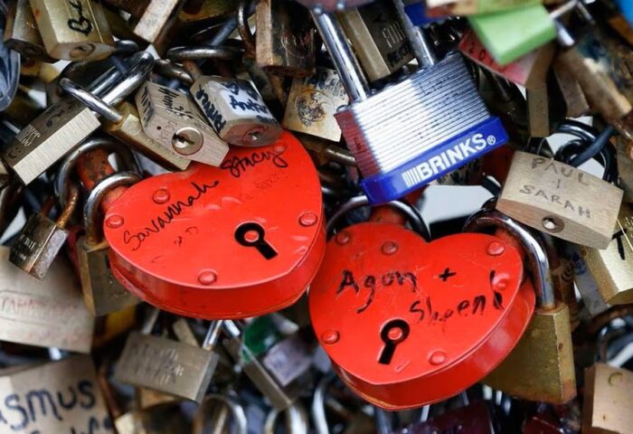 Candados rojos en puente de París en alusión al amor romántico