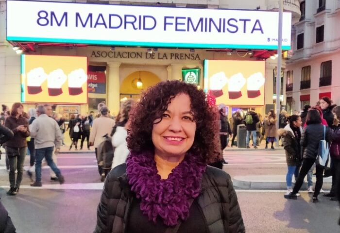 La poeta y feminista Ileana Álvarez, fundadora de Alas Tensas, en marcha 8M en Madrid.