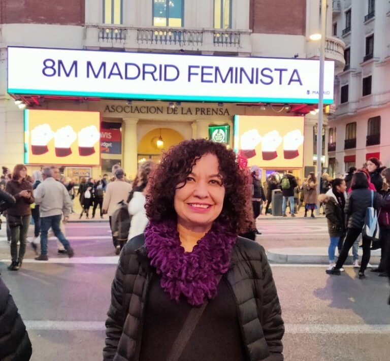 La poeta y feminista Ileana Álvarez, fundadora de Alas Tensas, en marcha 8M en Madrid.