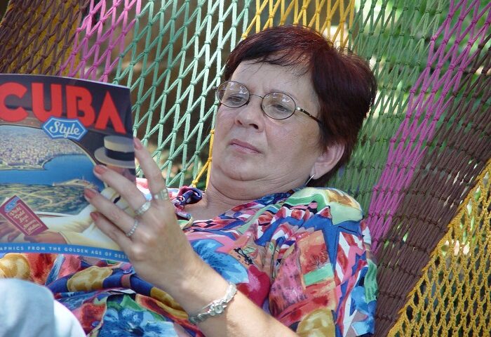 Inés Casal en 2003 leyendo una revista sobre Cuba