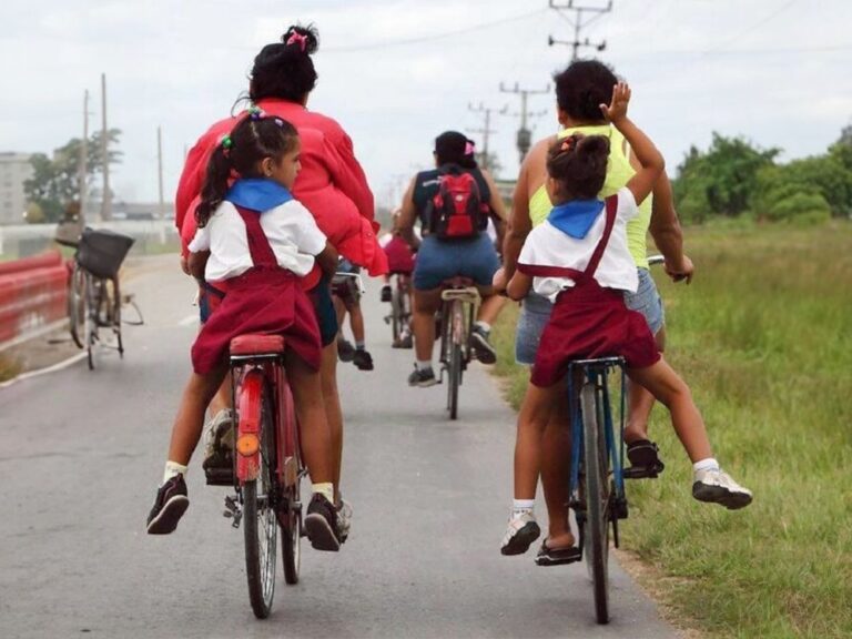 Madres cubanas llevando a sus hijas en bicicleta