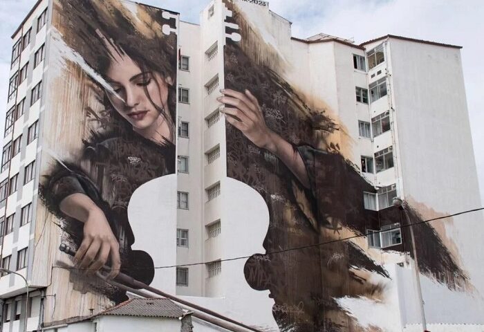 El mejor mural del mundo con la figura de una mujer violoncelista