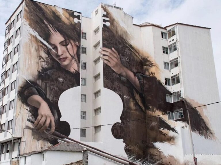 El mejor mural del mundo con la figura de una mujer violoncelista
