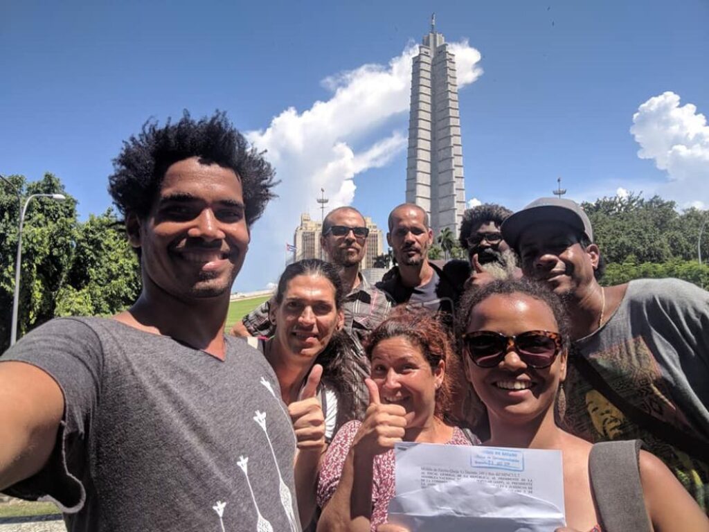 Yanelys Nuñez junto a activistas cubanos