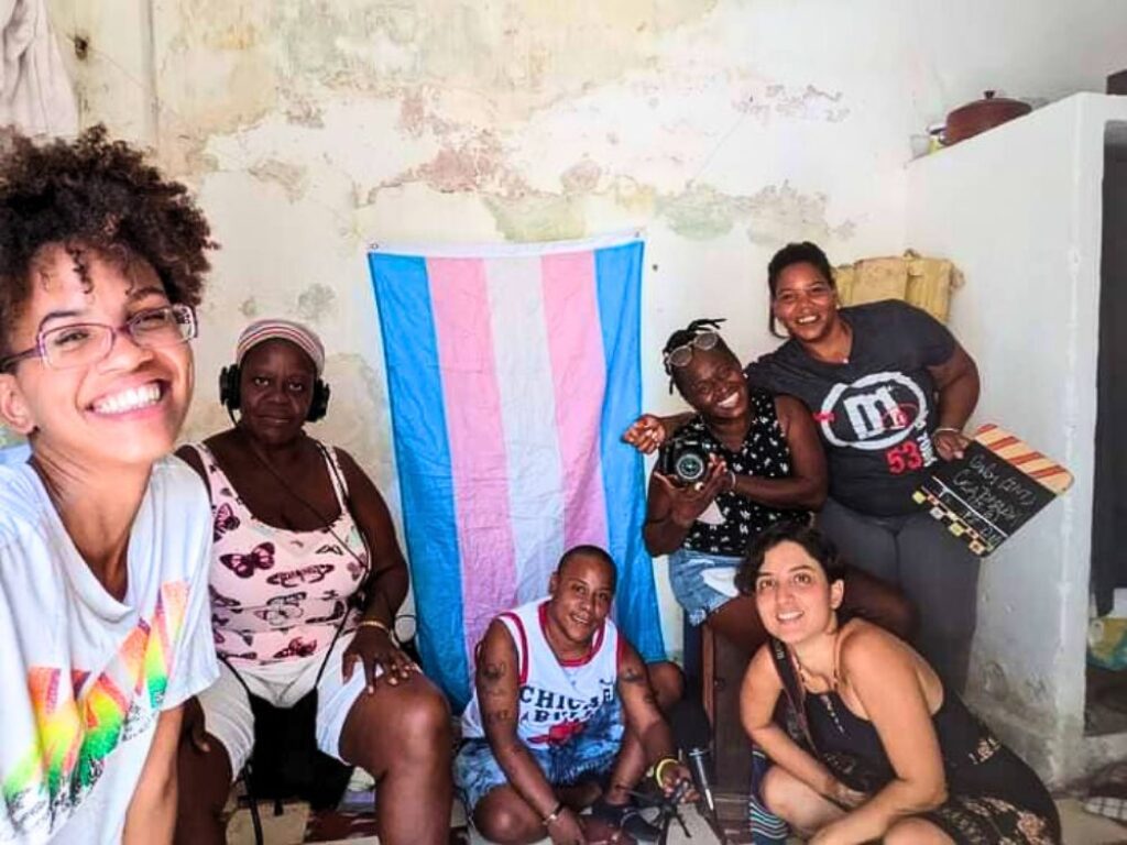 Carlos Hernández junto a un grupo de activistas de la comunidad LGBTIQ+