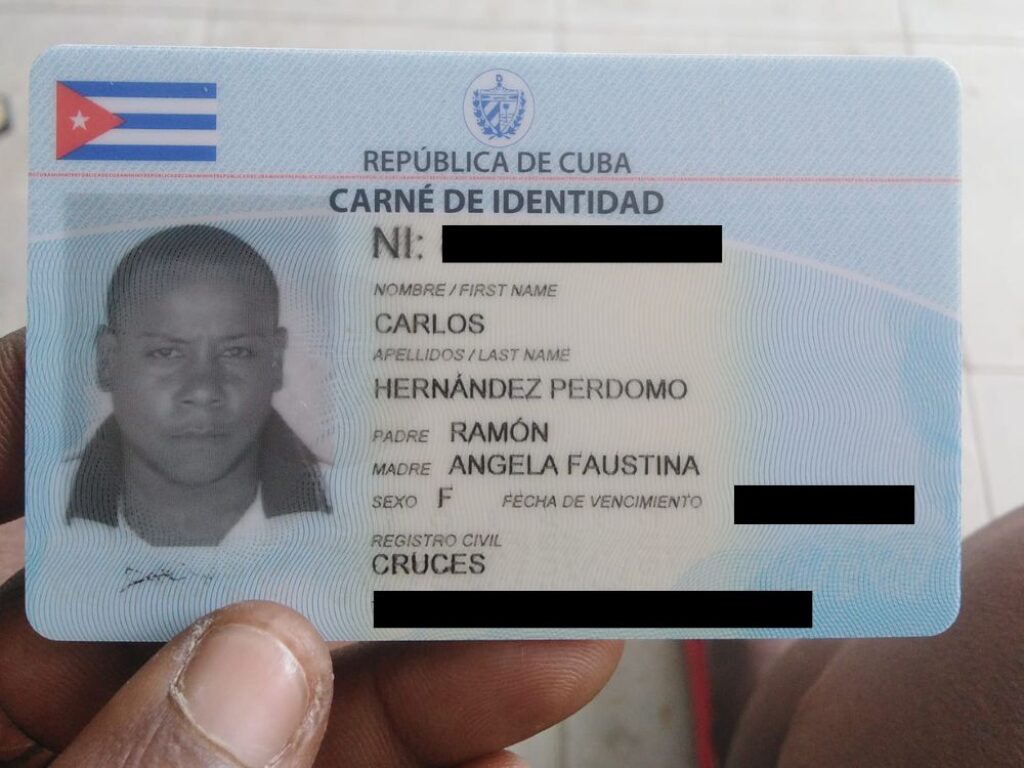 carnet de identidad del cubano trans Carlos Hernandez
