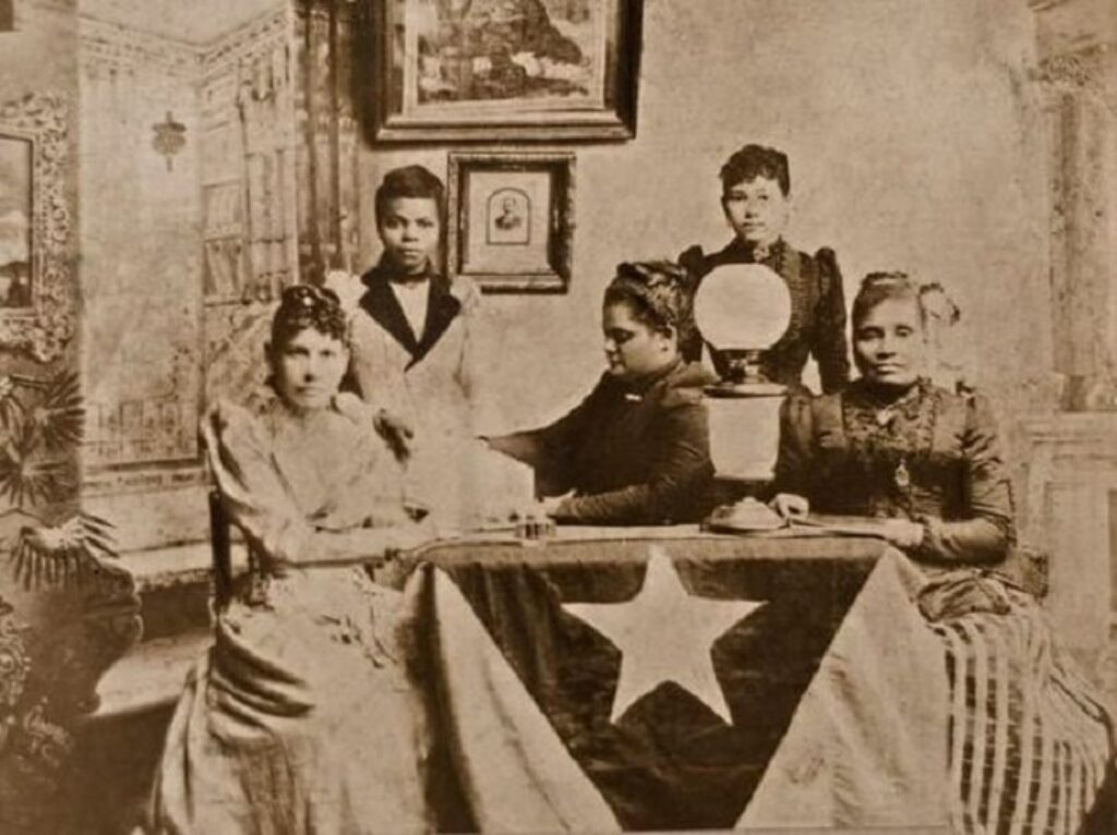 Club femenino de cubanas en el exilio. Foto tomada del libro “Damas, esfinges y mambisas. Mujeres en la fotografía cubana 1840-1902”, de la curadora y crítica de arte cubana Grethel Morell.