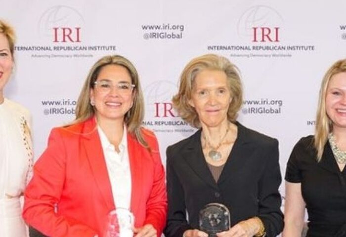 Berta Valle junto a Elena Larrinaga recibiendo el Premio