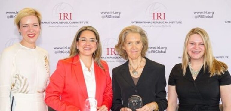 Berta Valle junto a Elena Larrinaga recibiendo el Premio