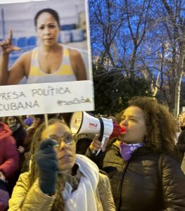Cubanas exiliadas en el 8M en Madrid