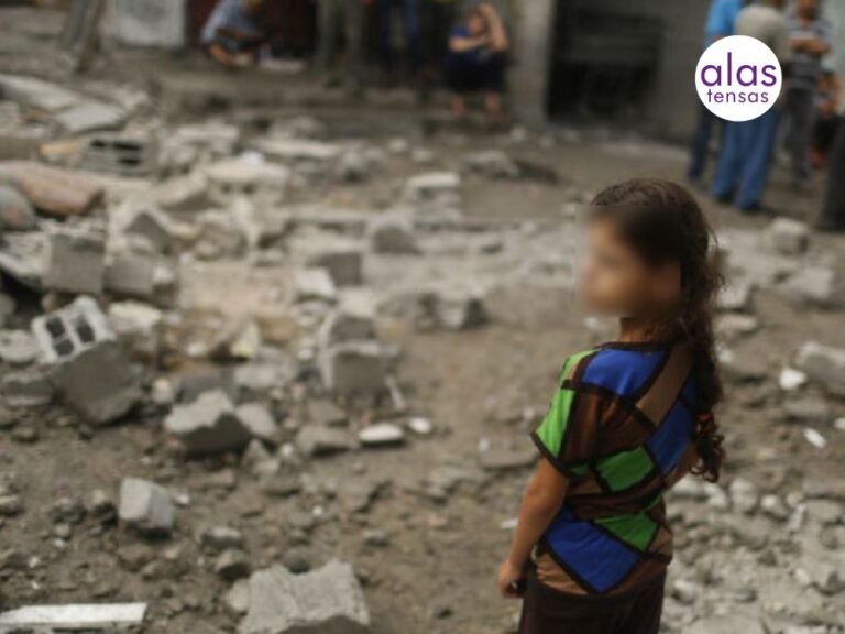 niña en franja de Gaza mirando los escombros