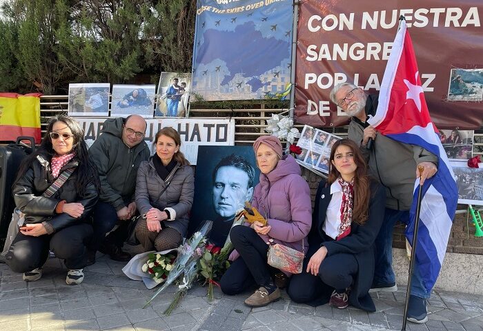 Homenaje de exiliados cubanos a Navalny en Madrid