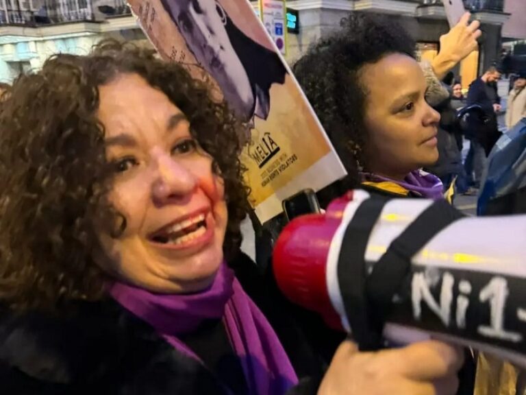 Ileana Álvarez y Yanelys Nuñez en marcha por el 8M en Madrid