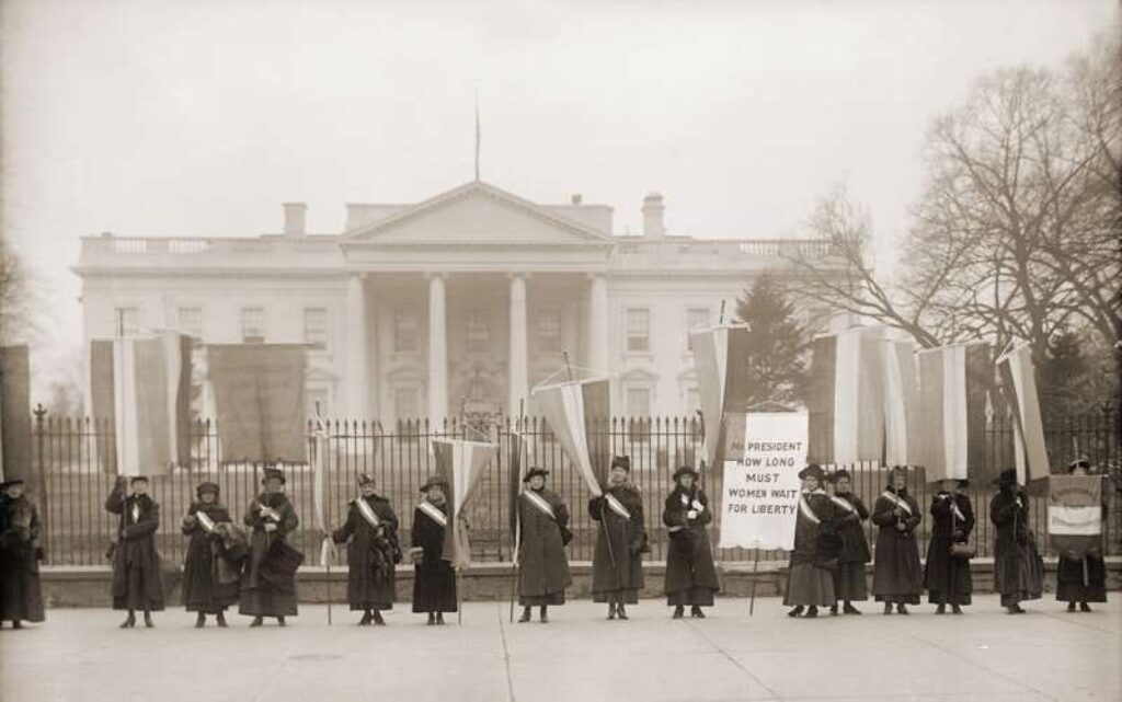 Manifestación del Partido Nacional de la Mujer frente a la Casa Blanca en 1918.