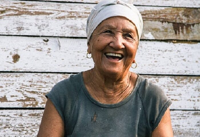 Anciana cubana riendo de Felicidad