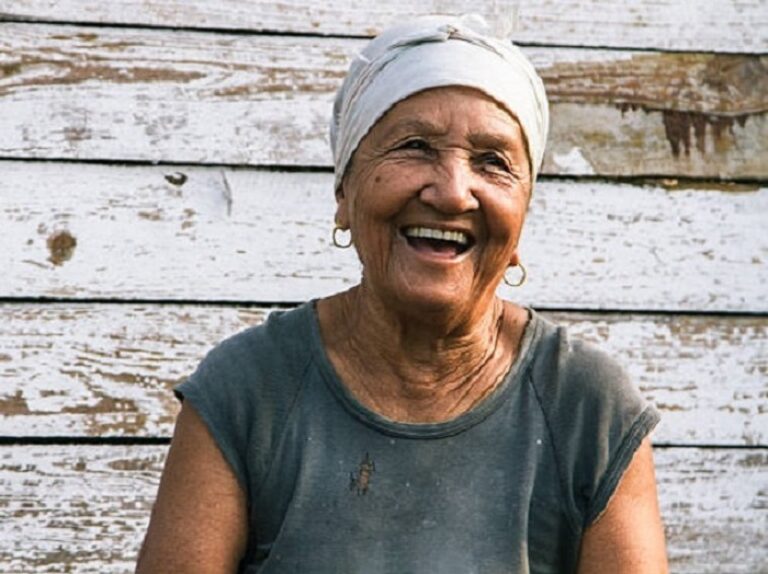 Anciana cubana riendo de Felicidad