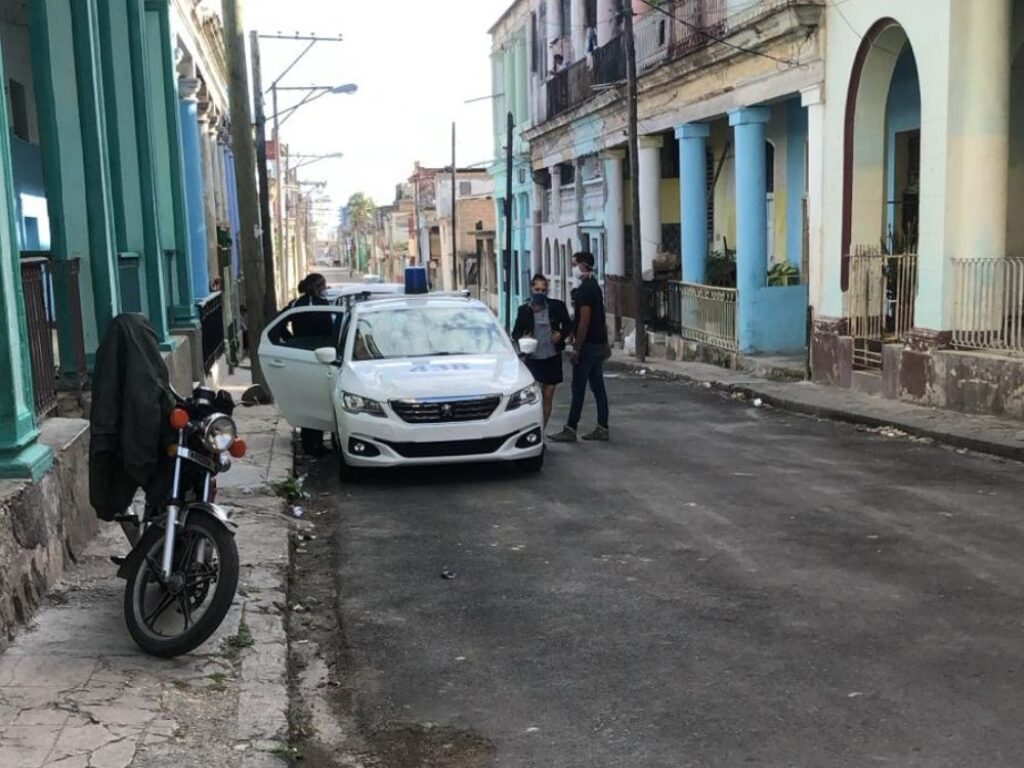 patrulla de policía en La Habana