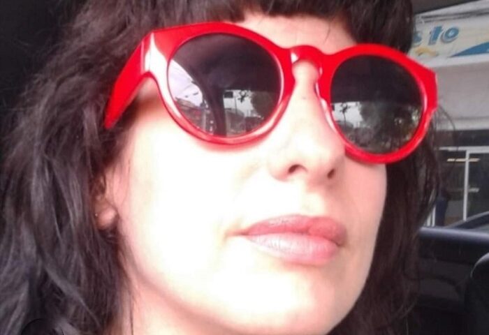 Sheyla Pool de frente con gafas rojas.