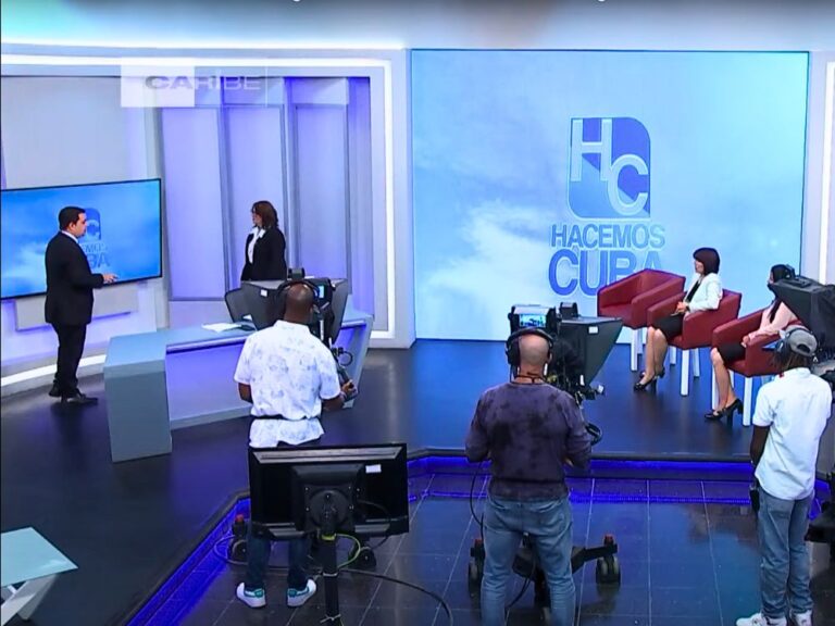 set de la televisión cubana en donde hablan de violencia de género