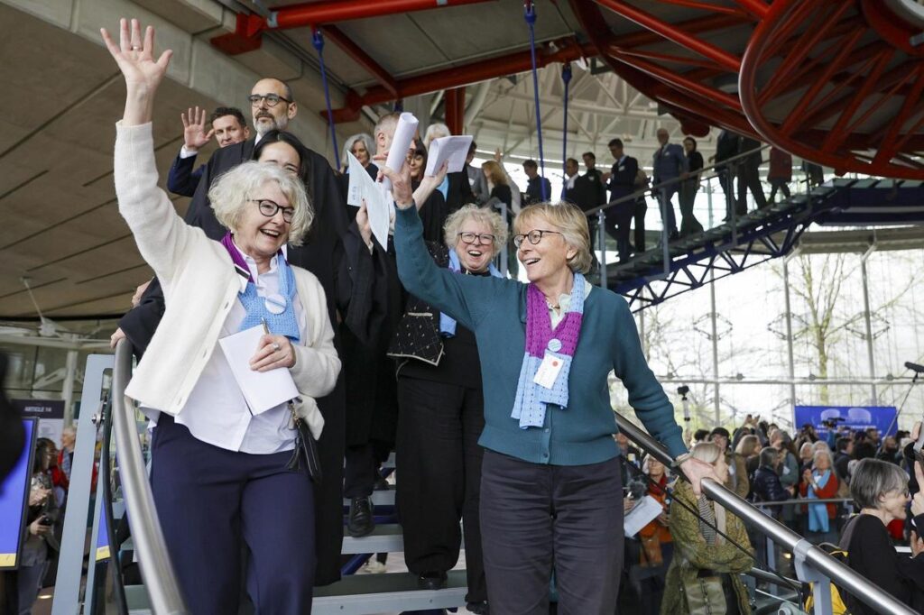 Mujeres de la Asociación KlimaSeniorinnen, celebran el triunfo en el Tribunal Europeo de Derechos Humanos.