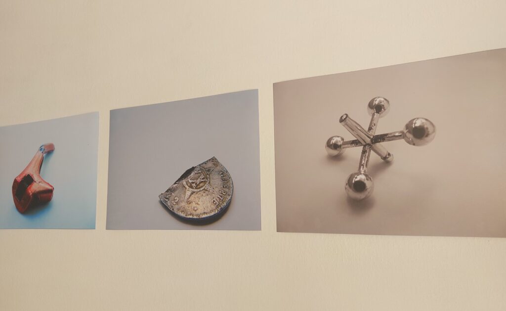 Exposición "Prima Facie". Vista parcial de las fotos de Julio Llópiz-Casal. Foto: Isel Arango Rodríguez.