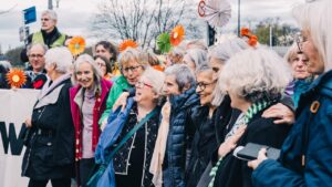 Mujeres de la Asociación KlimaSeniorinnen, celebran el triunfo en el Tribunal Europeo de Derechos Humanos.