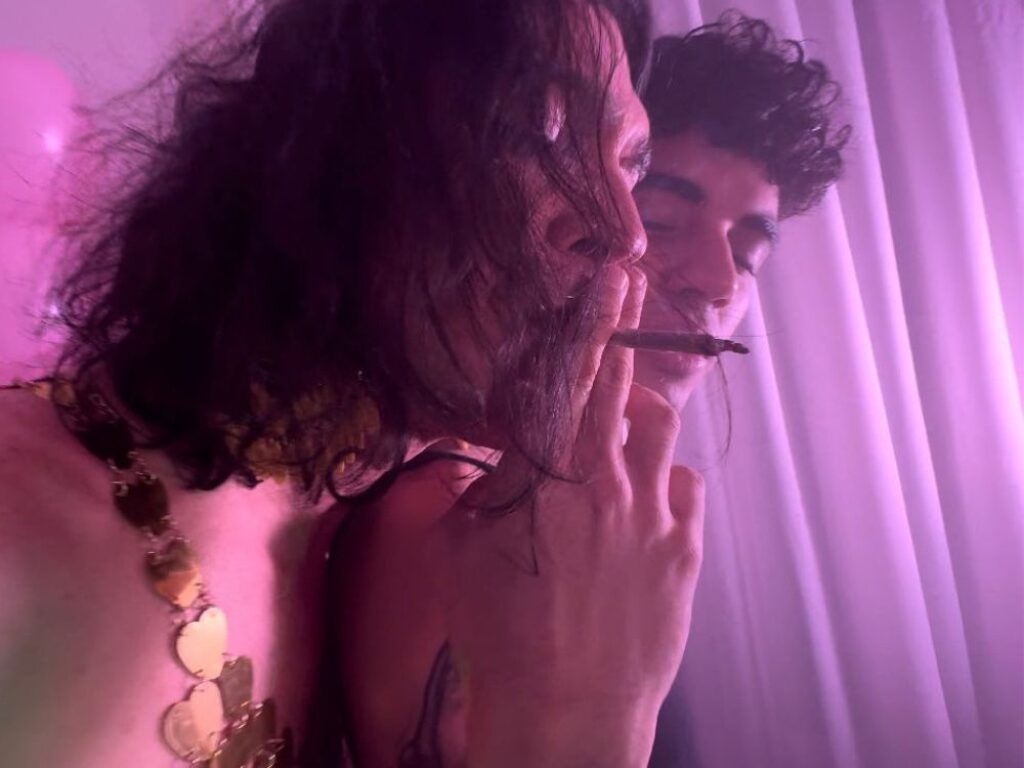 Nonardo Perea fumando durante el rodaje de la mentira humana