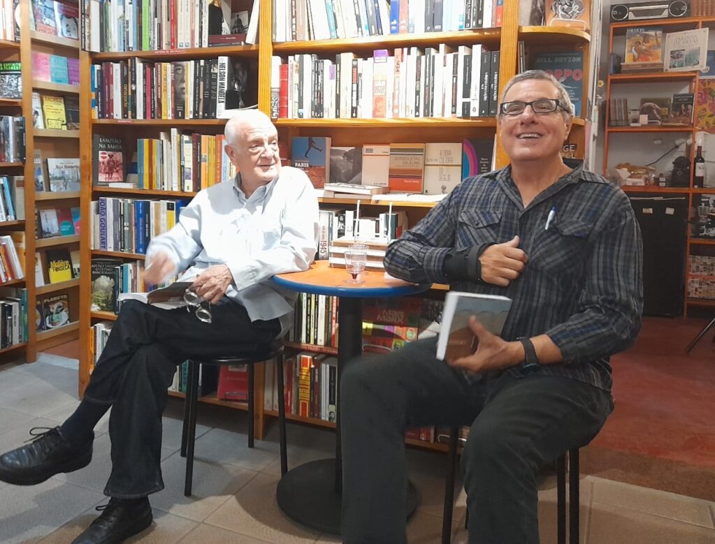 Los poetas y ensayistas cubanos Luis Álvarez y Jesús Barquet