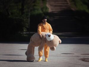 Nonardo Perea con oso filmando La Mentira Humana