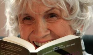 Alice Munro, escritora canadiense, Premio Nobel de Literatura.