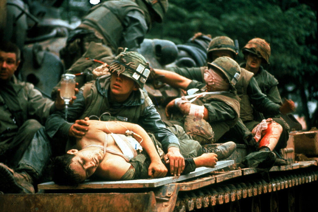 Evacuación de soldados heridos en la batalla de Hue (Vietnam, febrero de 1968), Fotografía de John Olson.