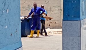 El trovador cubano Fernando Bécquer trabajando en la limpieza de las calles.