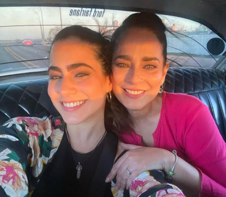 Actriz cubana Jacqueline Arenal con su hija Camila.