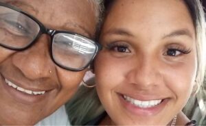 Lisdani Rodríguez junto a su madre tras salir de prisión.