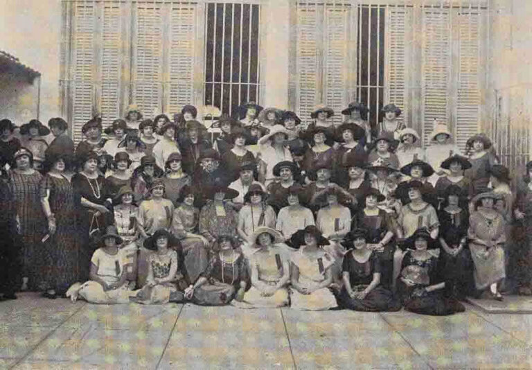 Delegadas al Congreso Nacional de Mujeres visitan el asilo del Vedado en 1928.