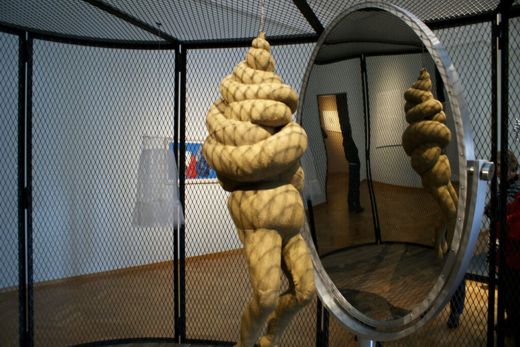 Louise Bourgeois: "Celda XXVI" (2003), de la serie Cells.