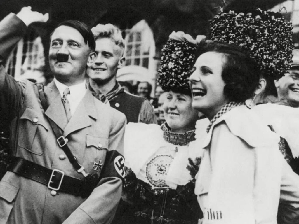Leni Riefenstahl y Adolf Hitler en una movilización en Nuremberg, en 1934.