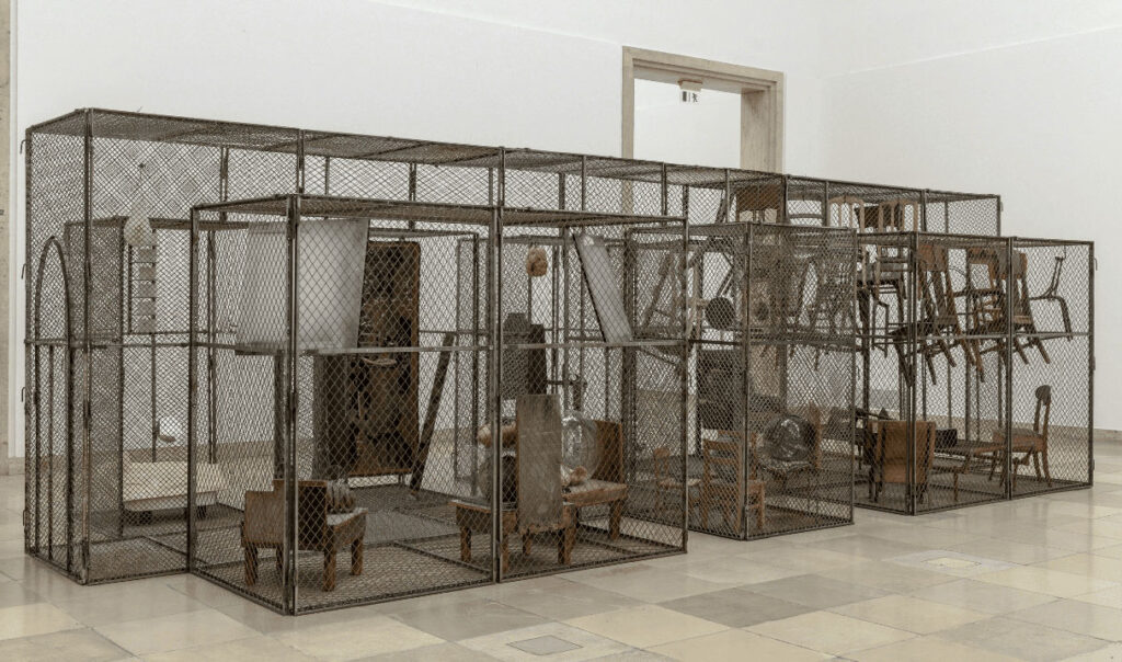 Louis Bourgeois: "Pasaje peligroso" (1997), de la serie Cells, Museo Guggenheim de Bilbao.