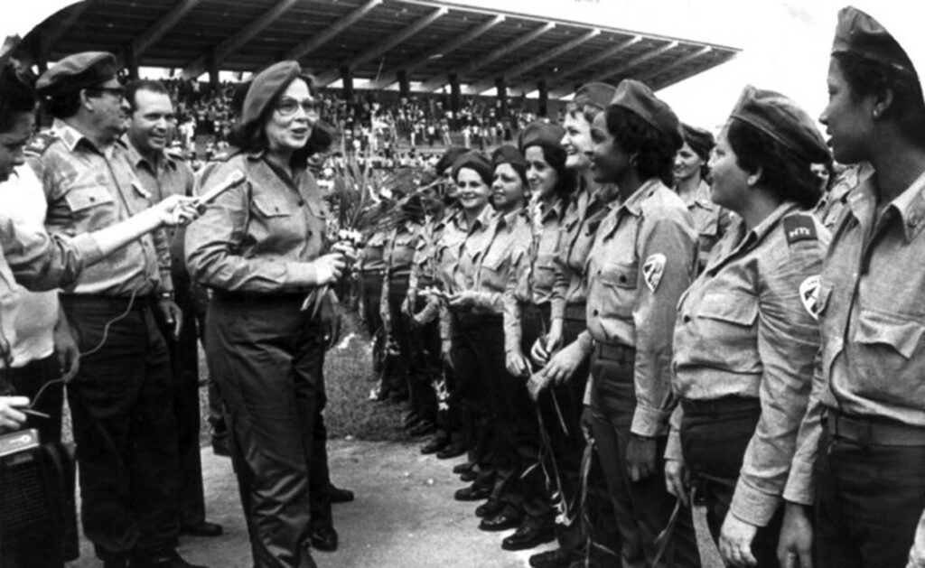 Vilma Espín habla a milicianas cubanas.