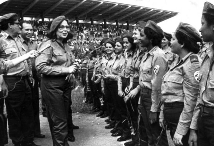 Vilma Espín habla a milicianas cubanas.