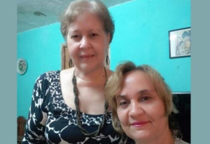 Alina Bárbara López Hernández (izquierda) y Jenny Pantoja (derecha), académicas cubanas.