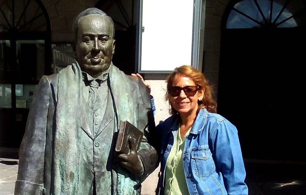 Zurelys López Amaya junto a la estatua de Antonio Machado en Segovia.